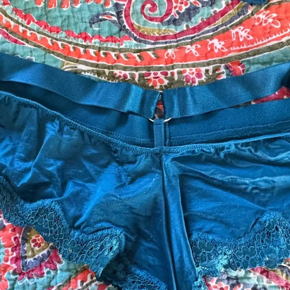 Victorias Secret 38D bra and panties - Picture 6 of 7